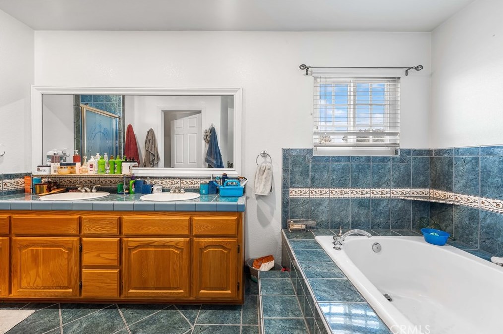 9081 Pinon Ave, Hesperia CA  92345-3773 exterior