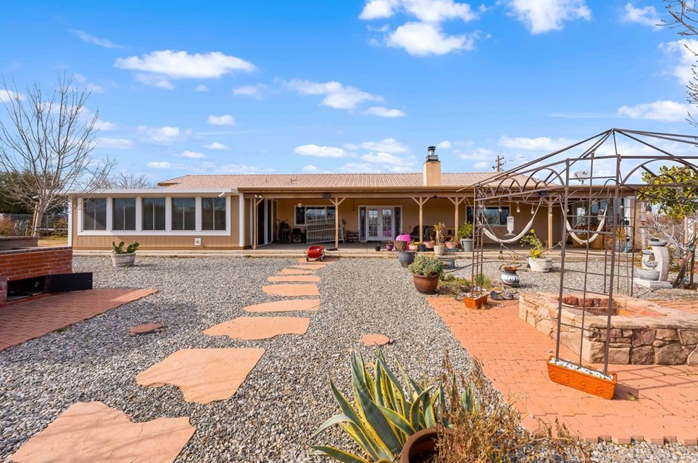 9081 Pinon Ave, Hesperia CA  92345-3773 exterior