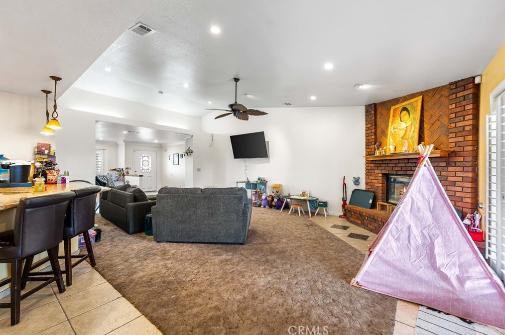 9081 Pinon Ave, Hesperia CA  92345-3773 exterior