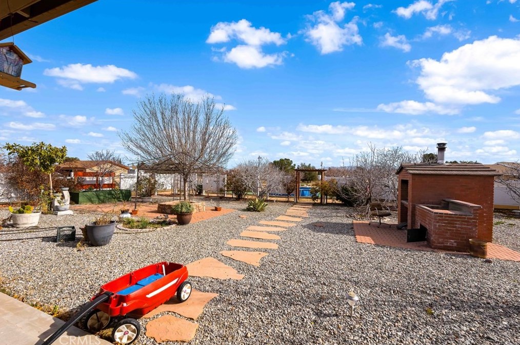 9081 Pinon Ave, Hesperia CA  92345-3773 exterior
