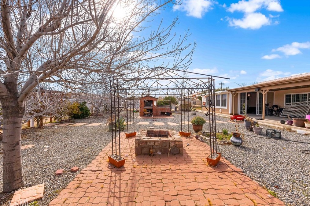 9081 Pinon Ave, Hesperia CA  92345-3773 exterior