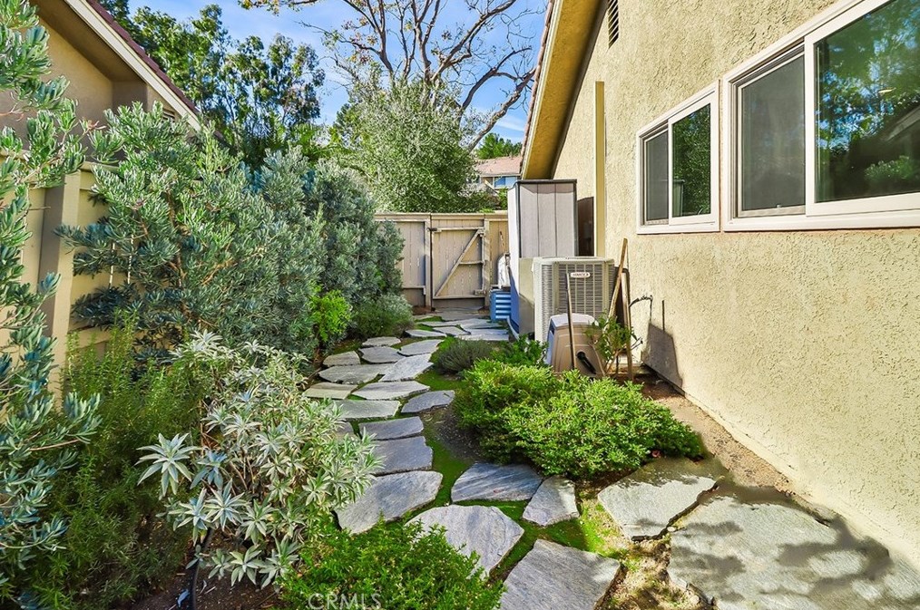 210 Estrellita Ln, Calabasas CA  91377-3717 exterior