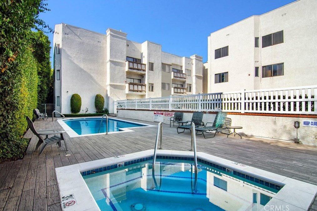 17914 Magnolia Blvd, Van Nuys CA  91316-3306 exterior