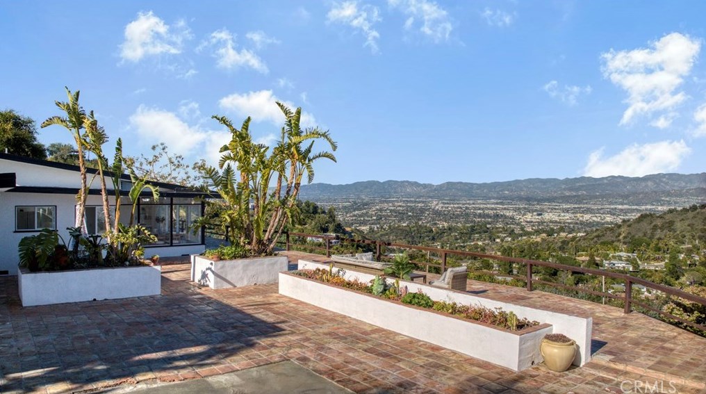 8600 Skyline Dr, Los Angeles CA  90046-1420 exterior