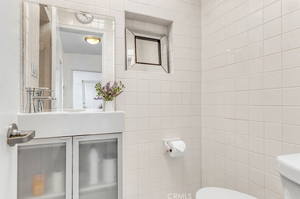 8600 Skyline Dr, Los Angeles CA  90046-1420 exterior