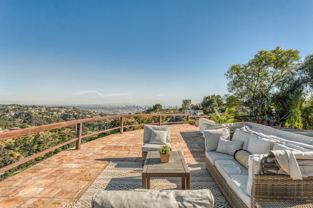 8600 Skyline Dr, Los Angeles CA  90046-1420 exterior