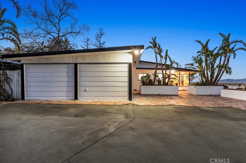 8600 Skyline Dr, Los Angeles CA  90046-1420 exterior