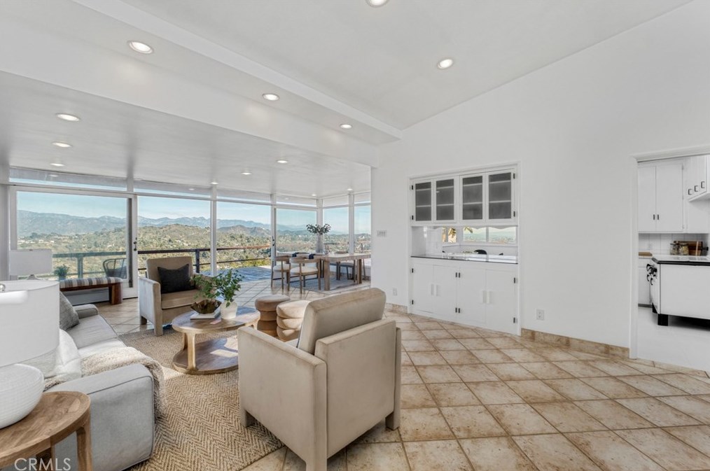 8600 Skyline Dr, Los Angeles CA  90046-1420 exterior