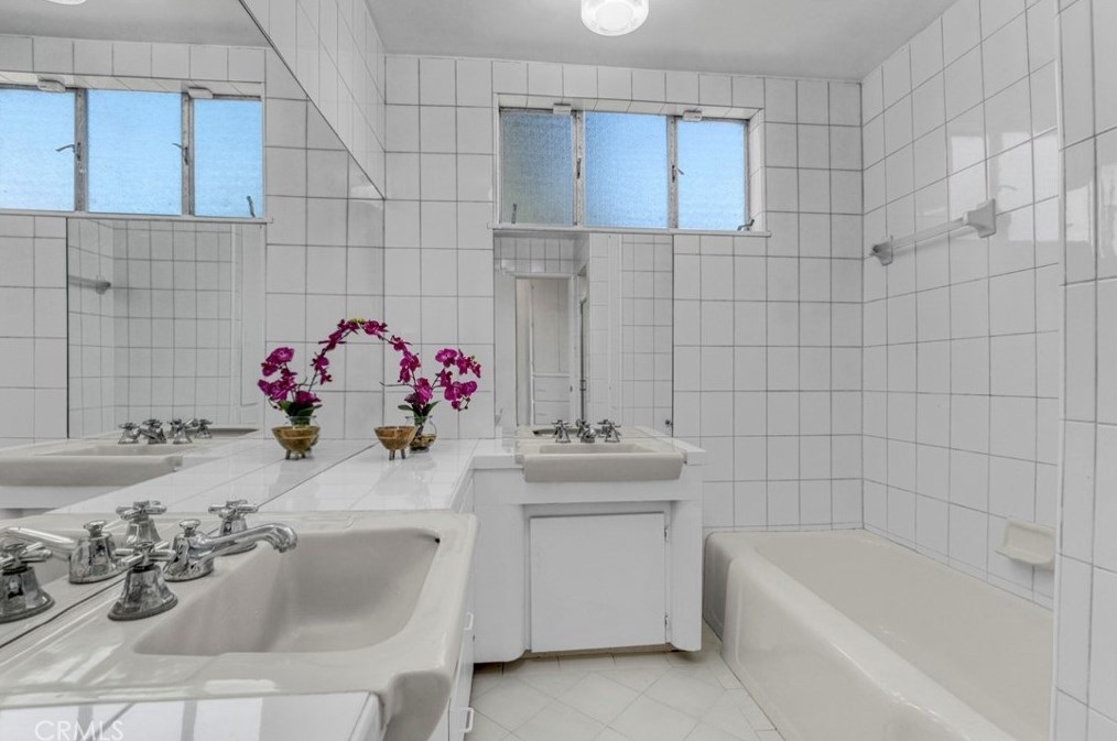 8600 Skyline Dr, Los Angeles CA  90046-1420 exterior