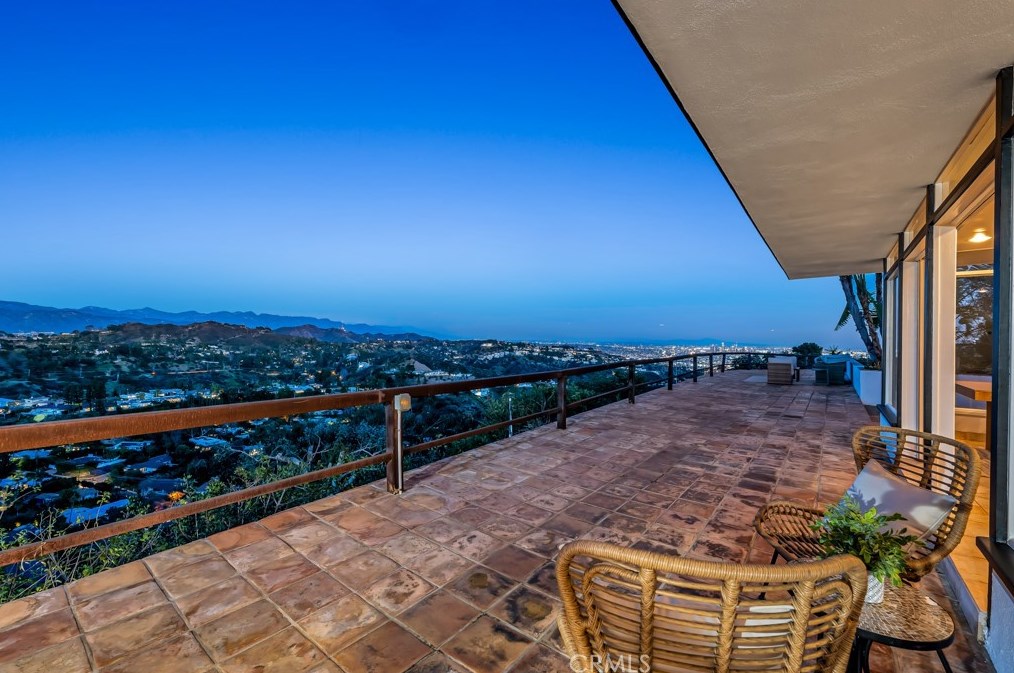 8600 Skyline Dr, Los Angeles CA  90046-1420 exterior