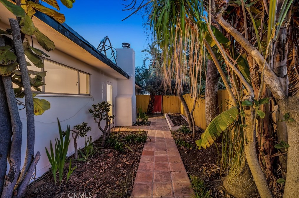 8600 Skyline Dr, Los Angeles CA  90046-1420 exterior