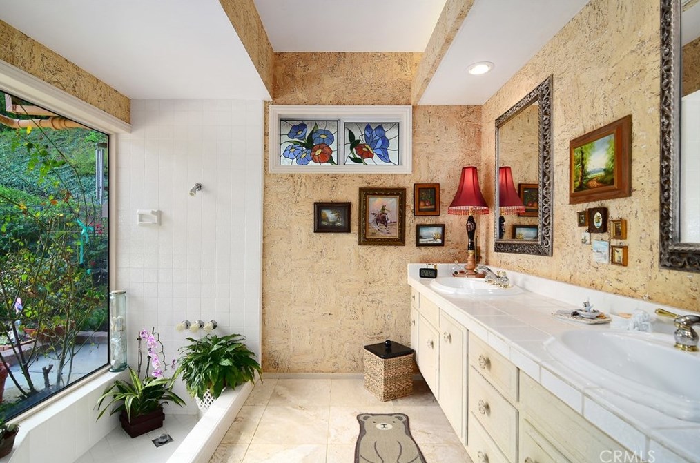 19730 Greenbriar Dr, Los Angeles CA  91356-5427 exterior