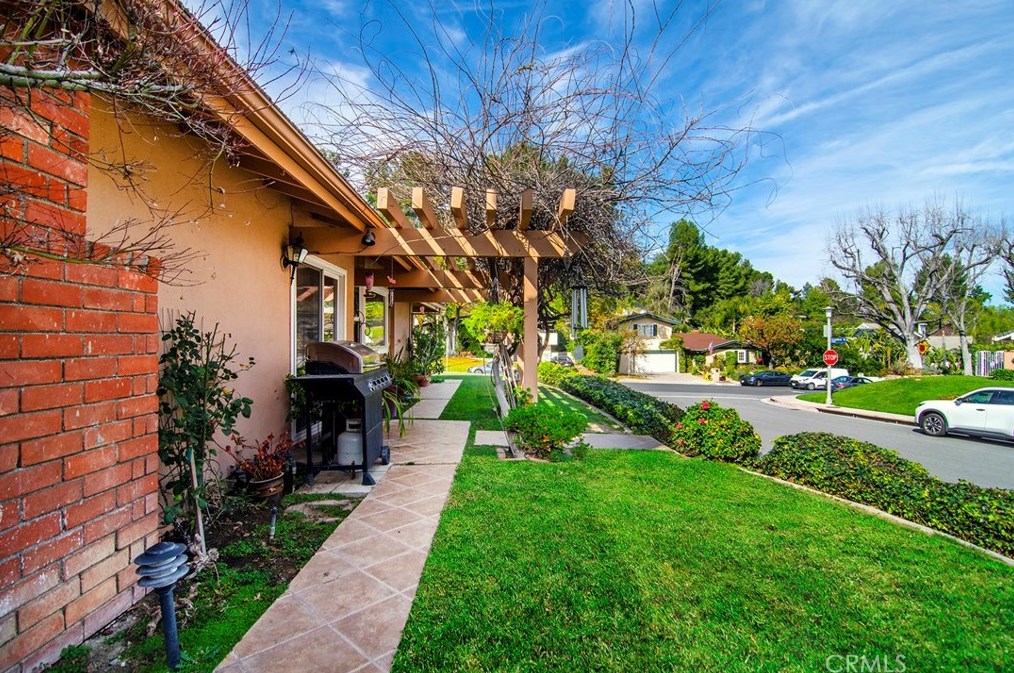 19730 Greenbriar Dr, Los Angeles CA  91356-5427 exterior