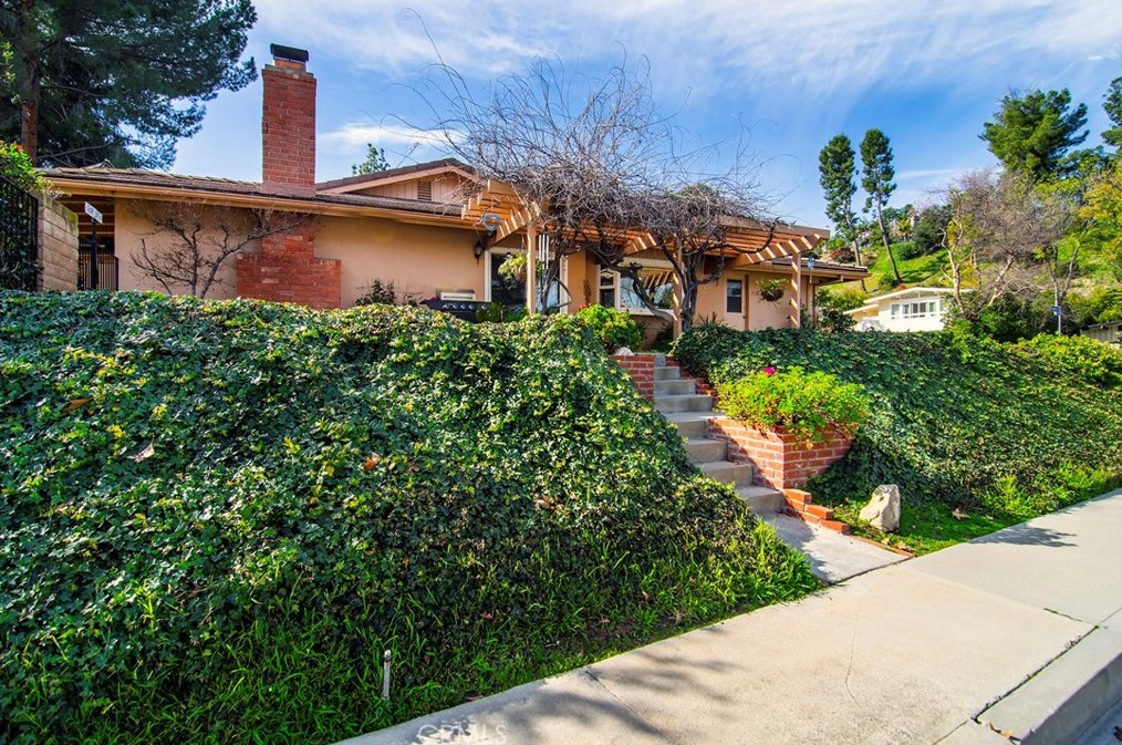 19730 Greenbriar Dr, Los Angeles CA  91356-5427 exterior