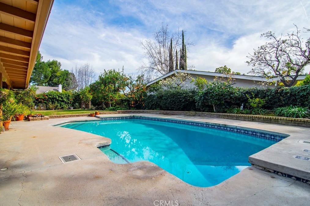 19730 Greenbriar Dr, Los Angeles CA  91356-5427 exterior