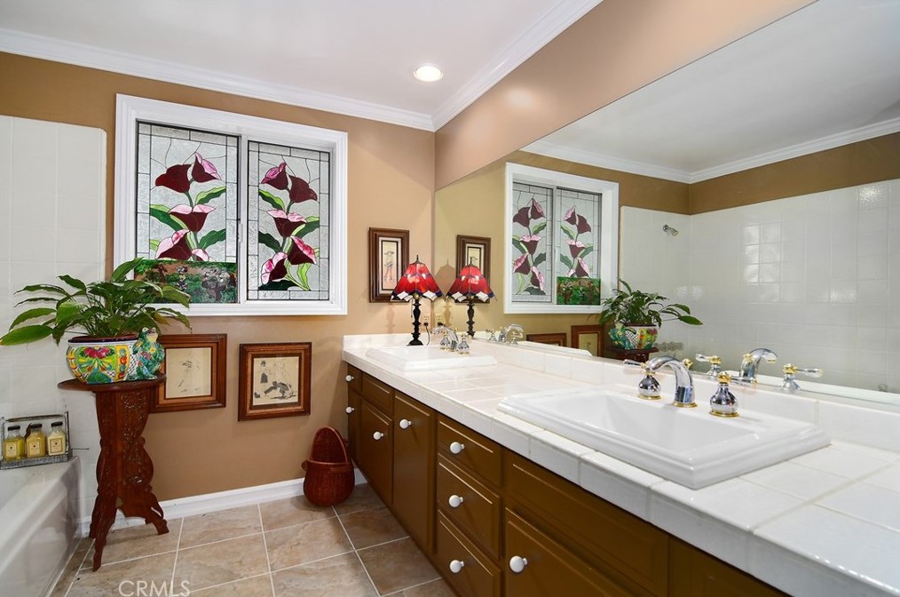 19730 Greenbriar Dr, Los Angeles CA  91356-5427 exterior