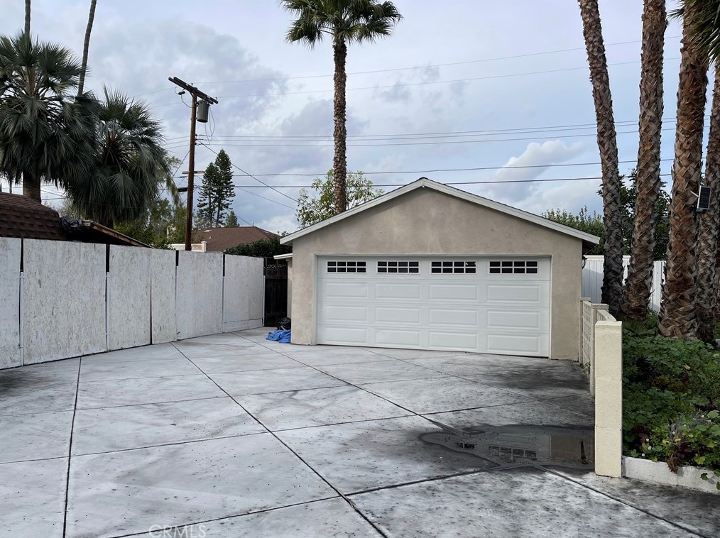 18635 Lanark St, Los Angeles CA  91335-1234 exterior