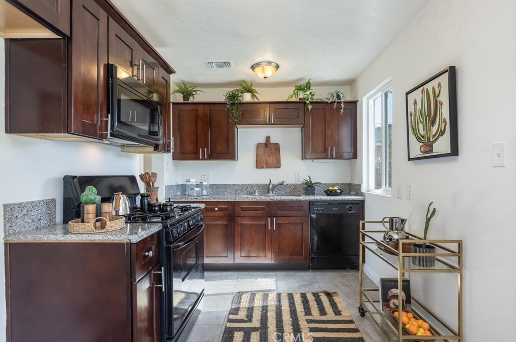 14300 Parthenia St, Van Nuys CA  91402-3209 exterior