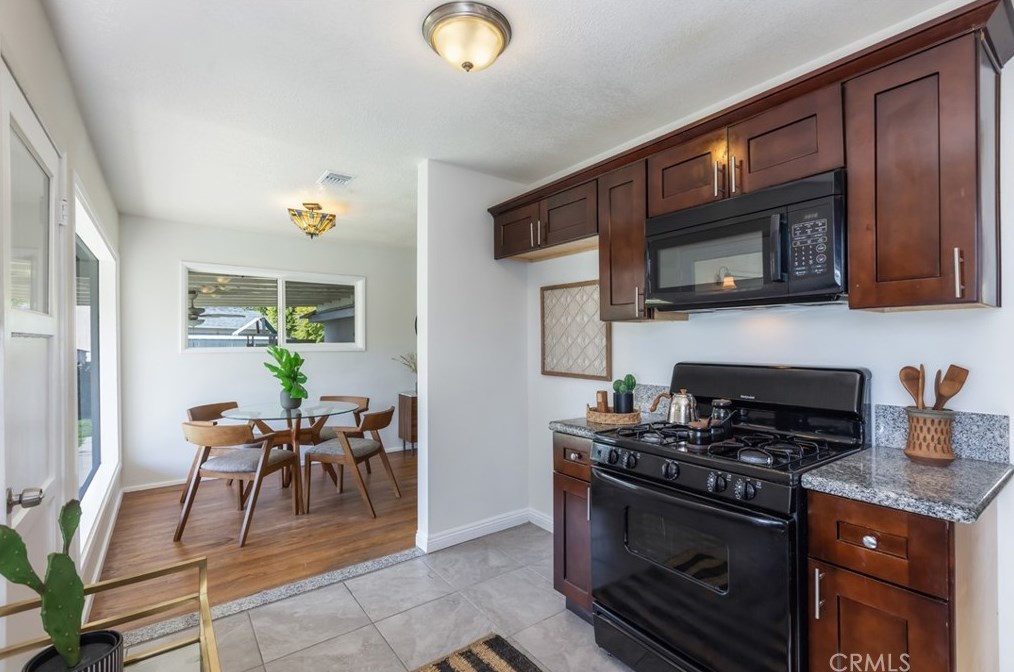 14300 Parthenia St, Van Nuys CA  91402-3209 exterior