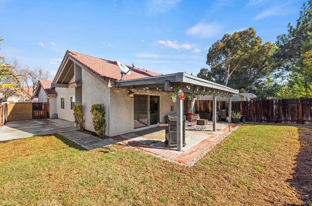 15704 Ada St, Santa Clarita CA  91387-1873 exterior