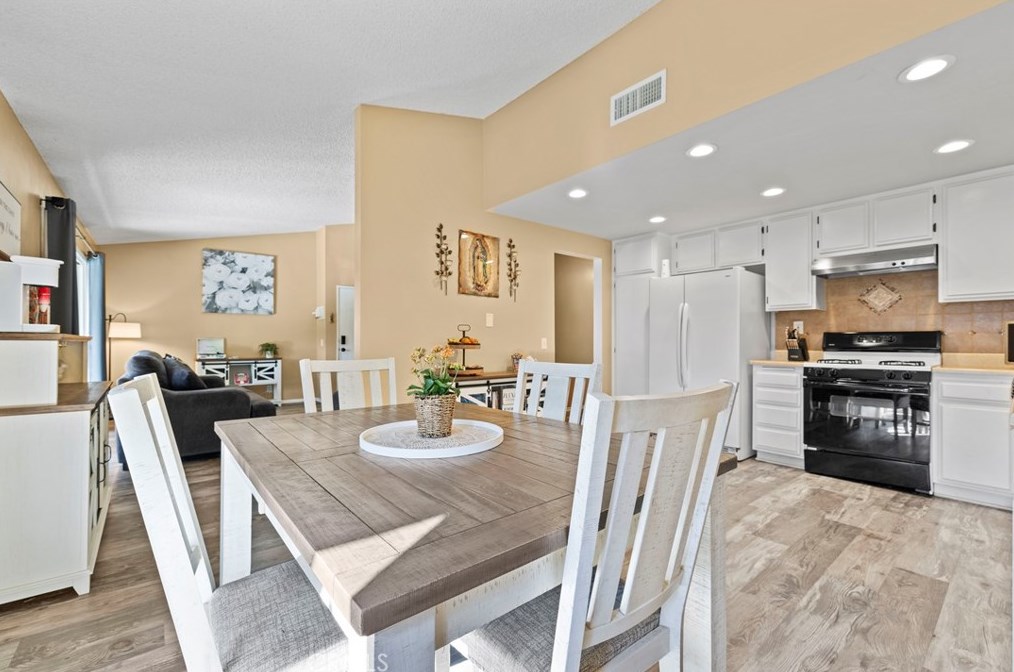 15704 Ada St, Santa Clarita CA  91387-1873 exterior