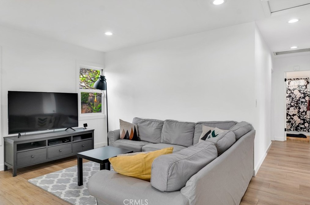 17869 Hemmingway St, Los Angeles CA  91335-2216 exterior