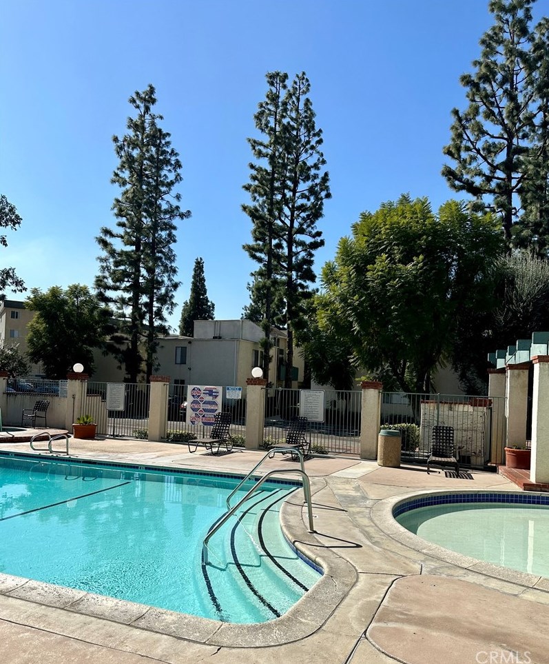 5700 Etiwanda Ave, Los Angeles CA  91356-2556 exterior