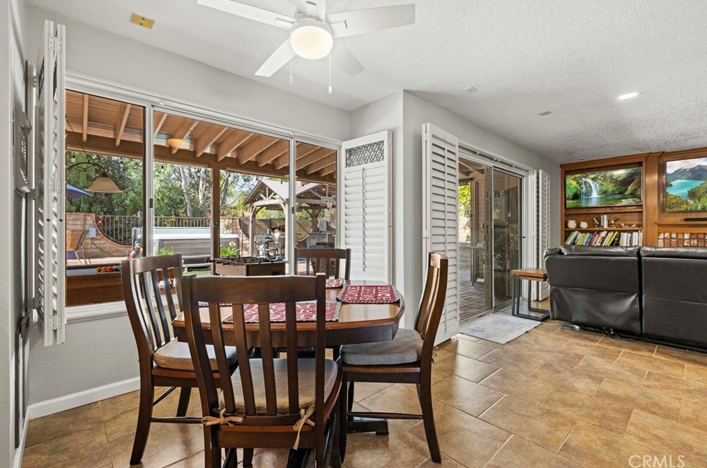 28877 Shadow Valley Ln, Santa Clarita CA  91390-1265 exterior