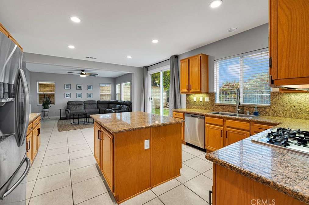 28544 Redwood Canyon Pl, Santa Clarita CA  91390-5726 exterior