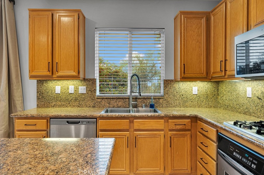 28544 Redwood Canyon Pl, Santa Clarita CA  91390-5726 exterior