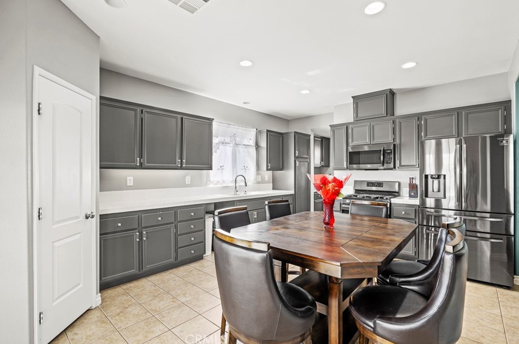44004 Camellia St, Lancaster CA  93535-6146 exterior