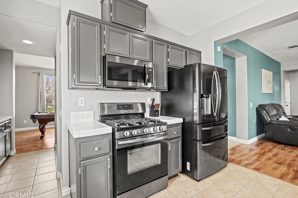 44004 Camellia St, Lancaster CA  93535-6146 exterior
