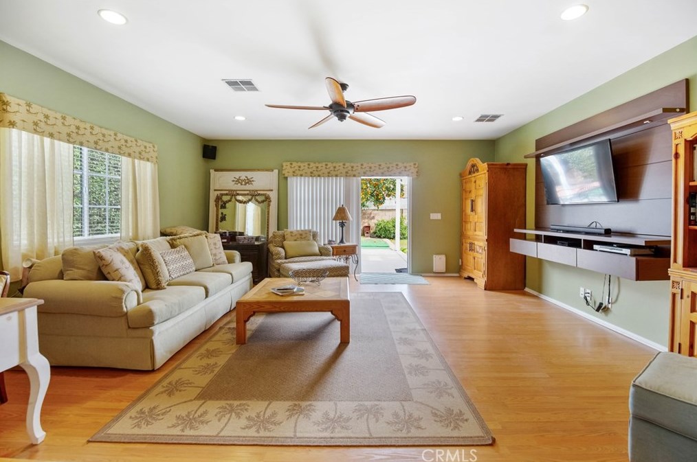 7014 Shoshone Ave, Van Nuys CA  91406-3528 exterior