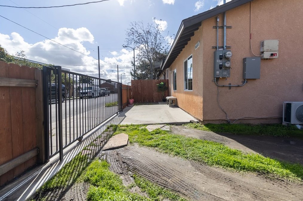 10419 Lou Dillon Ave, Los Angeles CA  90002-3751 exterior