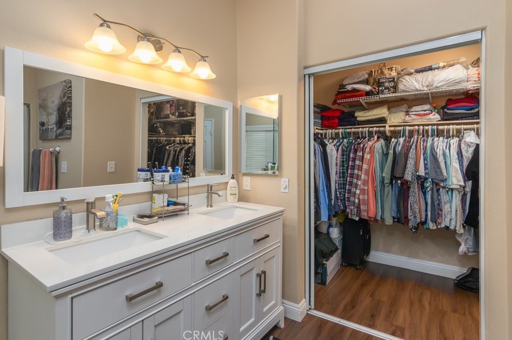 18027 Valerio St, Los Angeles CA  91335-3251 exterior