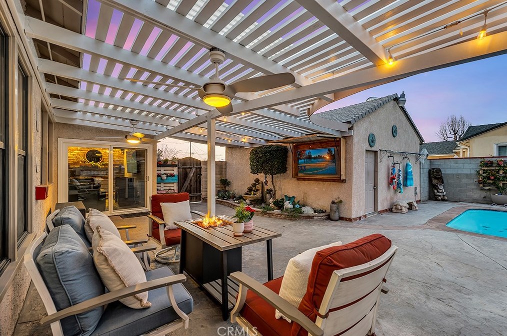 15851 Blackhawk St, San Fernando CA  91344-7102 exterior