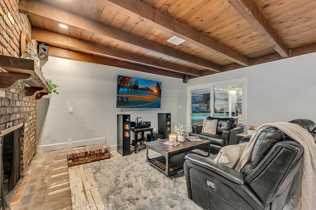 15851 Blackhawk St, San Fernando CA  91344-7102 exterior