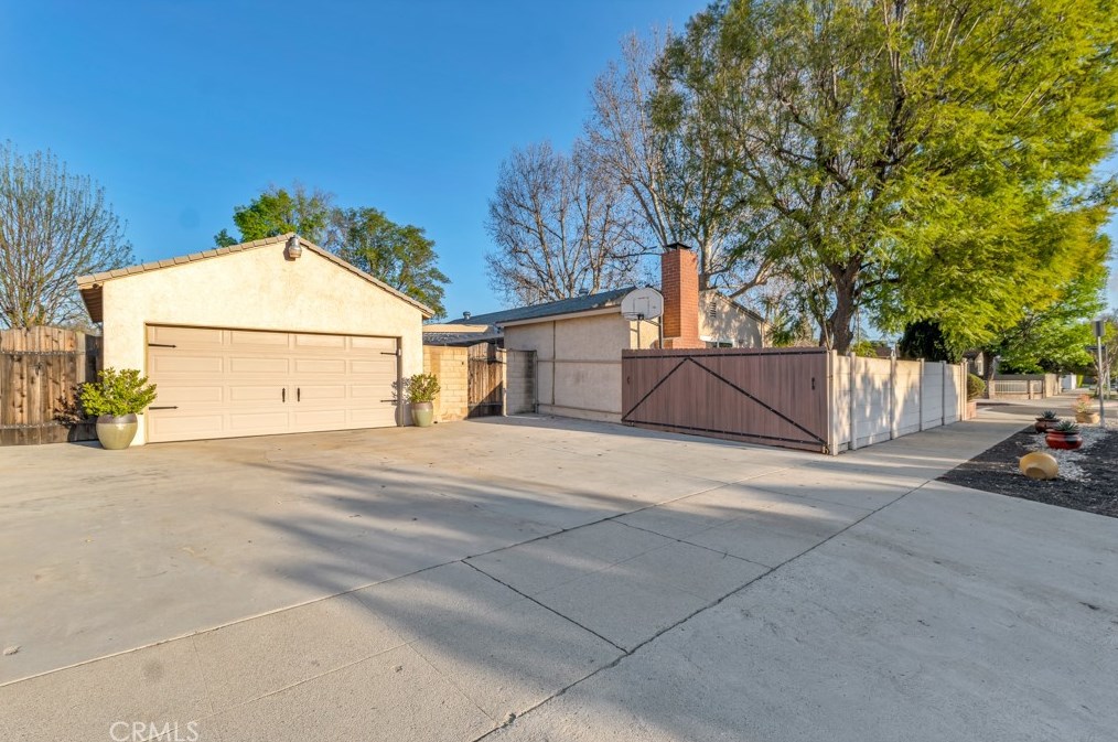 15851 Blackhawk St, San Fernando CA  91344-7102 exterior