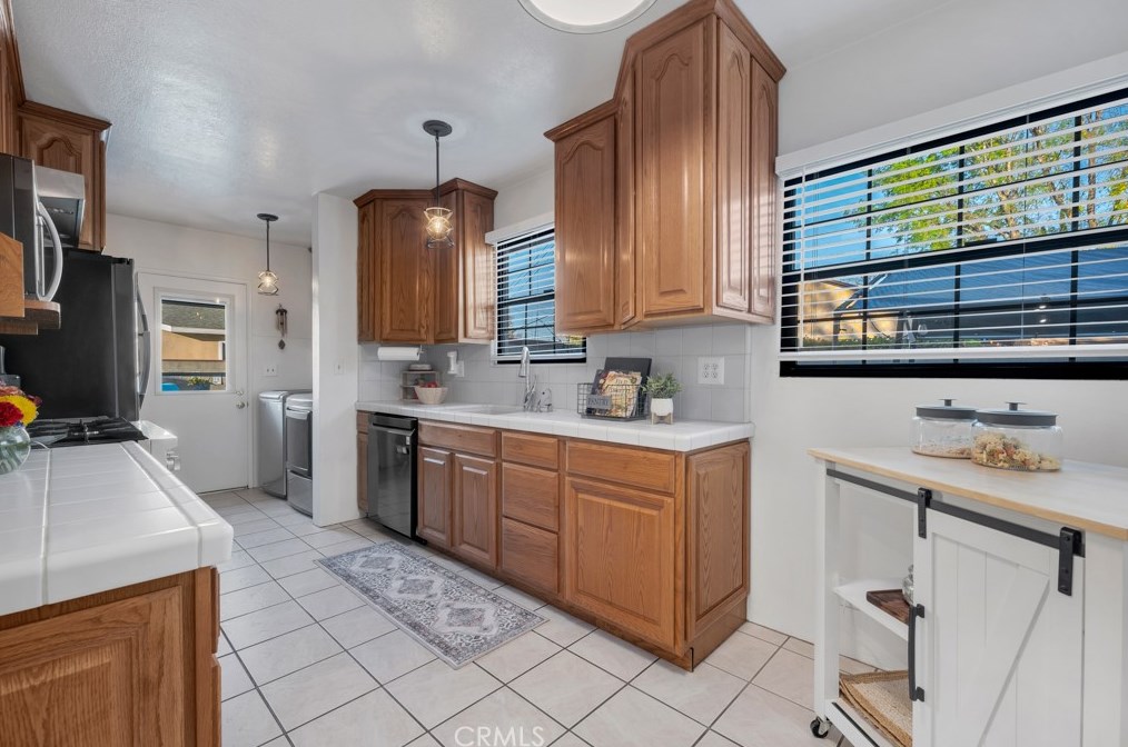 15851 Blackhawk St, San Fernando CA  91344-7102 exterior