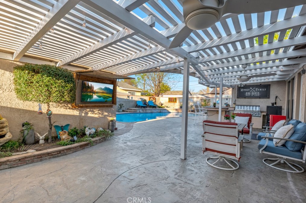 15851 Blackhawk St, San Fernando CA  91344-7102 exterior