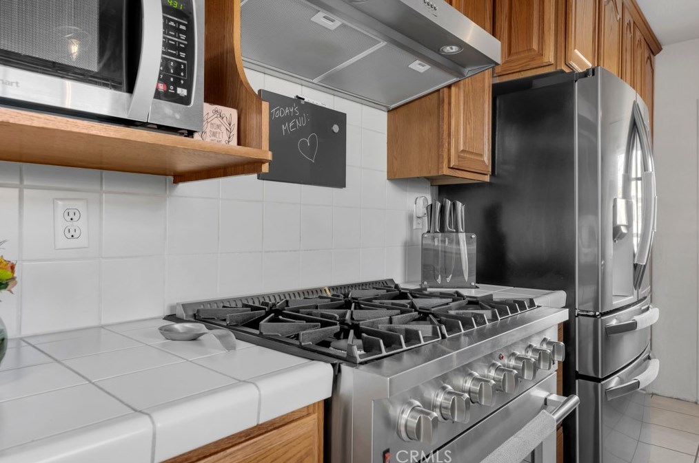 15851 Blackhawk St, San Fernando CA  91344-7102 exterior