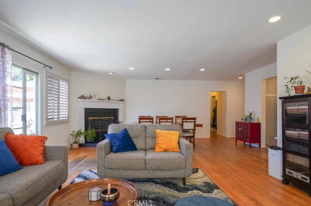 5925 Vanalden Ave, Los Angeles CA  91356-1228 exterior