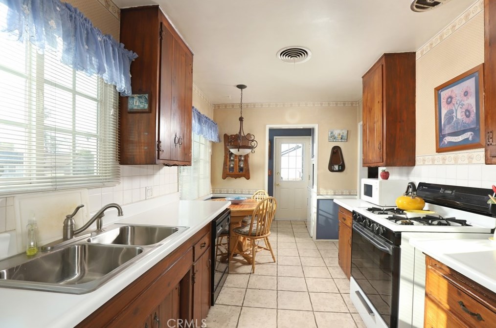 7640 Beeman Ave, North Hollywood CA  91605-2104 exterior