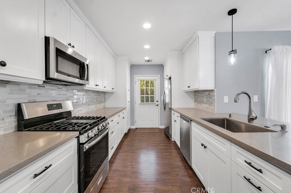 6137 Canby Ave, Los Angeles CA  91335-7007 exterior