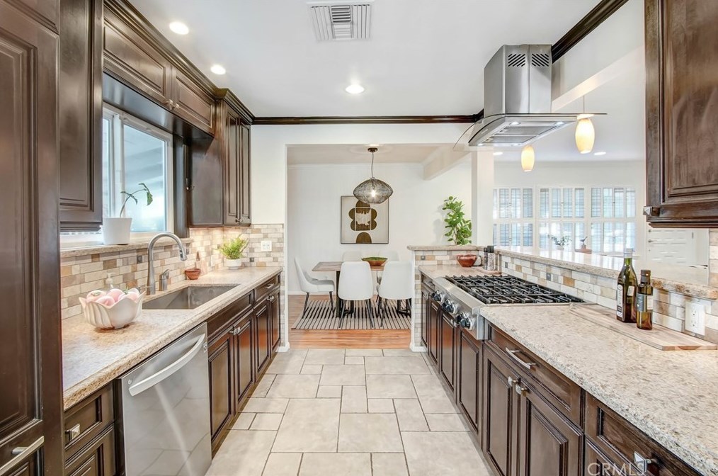 12712 Tiara St, North Hollywood CA  91607-1025 exterior