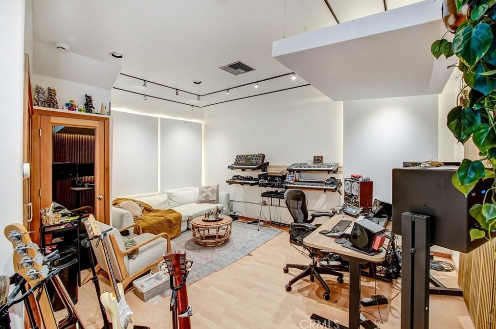 12712 Tiara St, North Hollywood CA  91607-1025 exterior