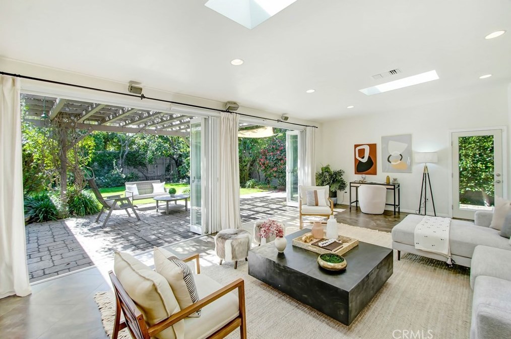 12712 Tiara St, North Hollywood CA  91607-1025 exterior