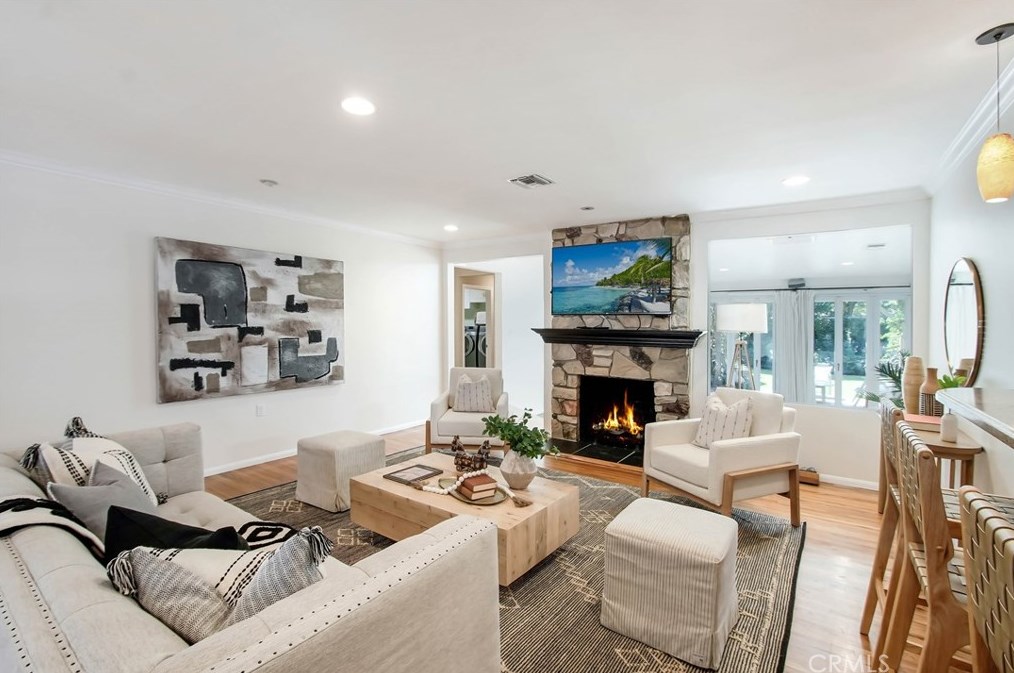 12712 Tiara St, North Hollywood CA  91607-1025 exterior