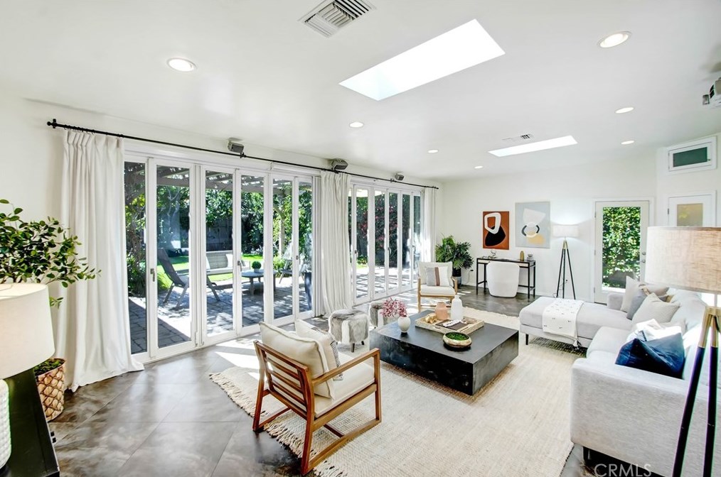 12712 Tiara St, North Hollywood CA  91607-1025 exterior