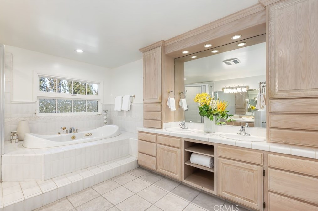 5463 Vanalden Ave, Los Angeles CA  91356-3129 exterior